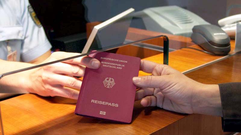 Symbolfoto Prüfung Reisepass © Bundespolizei